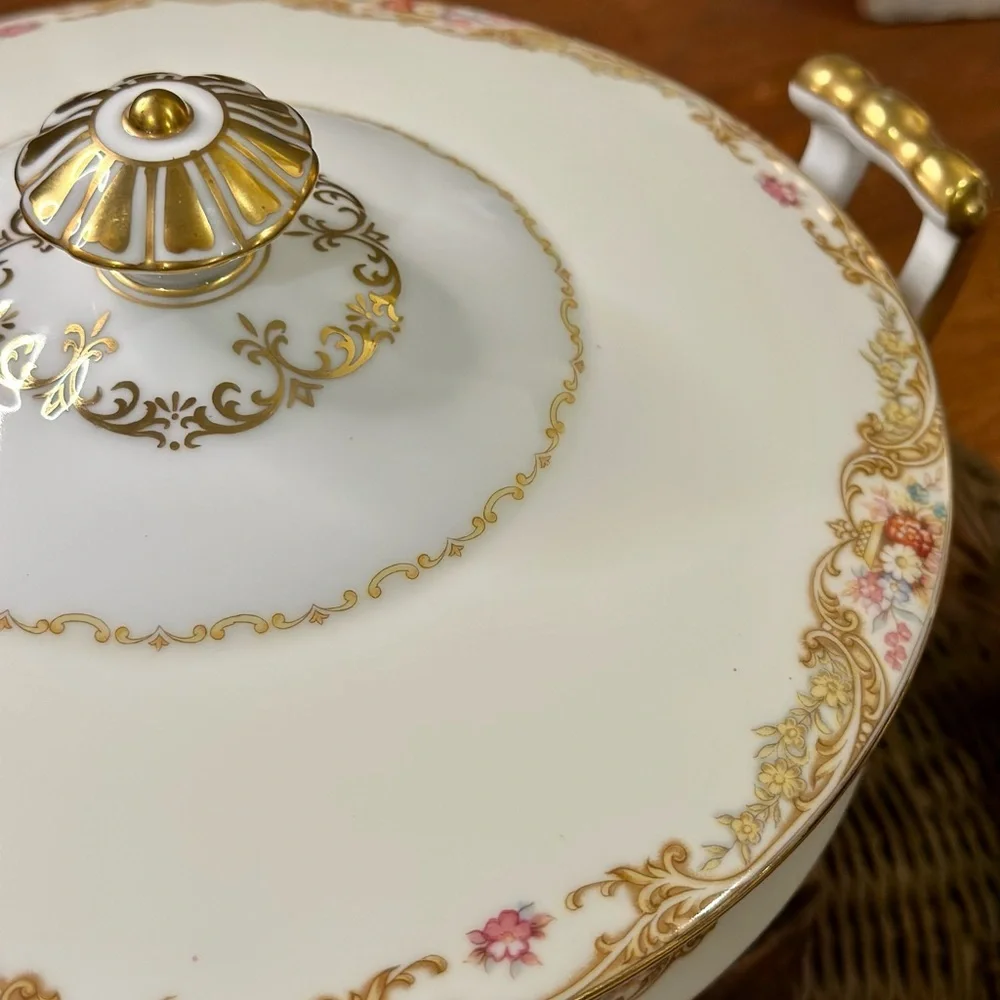 Noritake Trojan Fine Porcelain Vegetable Bowl With Finial Topped Dome Lid